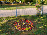 herbstliches_naturmandala_im_park.png